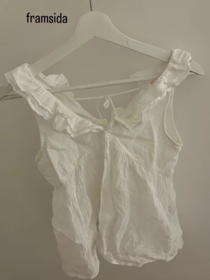 vit blus 💖strl: 158/164 - Säljer en jättesöt vit blus med volangdetaljer. Materialet är tunt och luftigt, perfekt inför sommar/vår! 💐