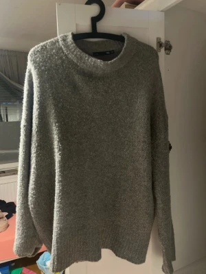 Grå stickad tröja  - inget konstigt. jag skulle säga att den passar L också jag har size S och den är väldigt oversized på mig men jag tycker att det är fint