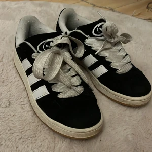 Svarta Campus skor - svarta campus,storlek 40.i använt skick.vid snabb affär kan pris diskuteras!!💕