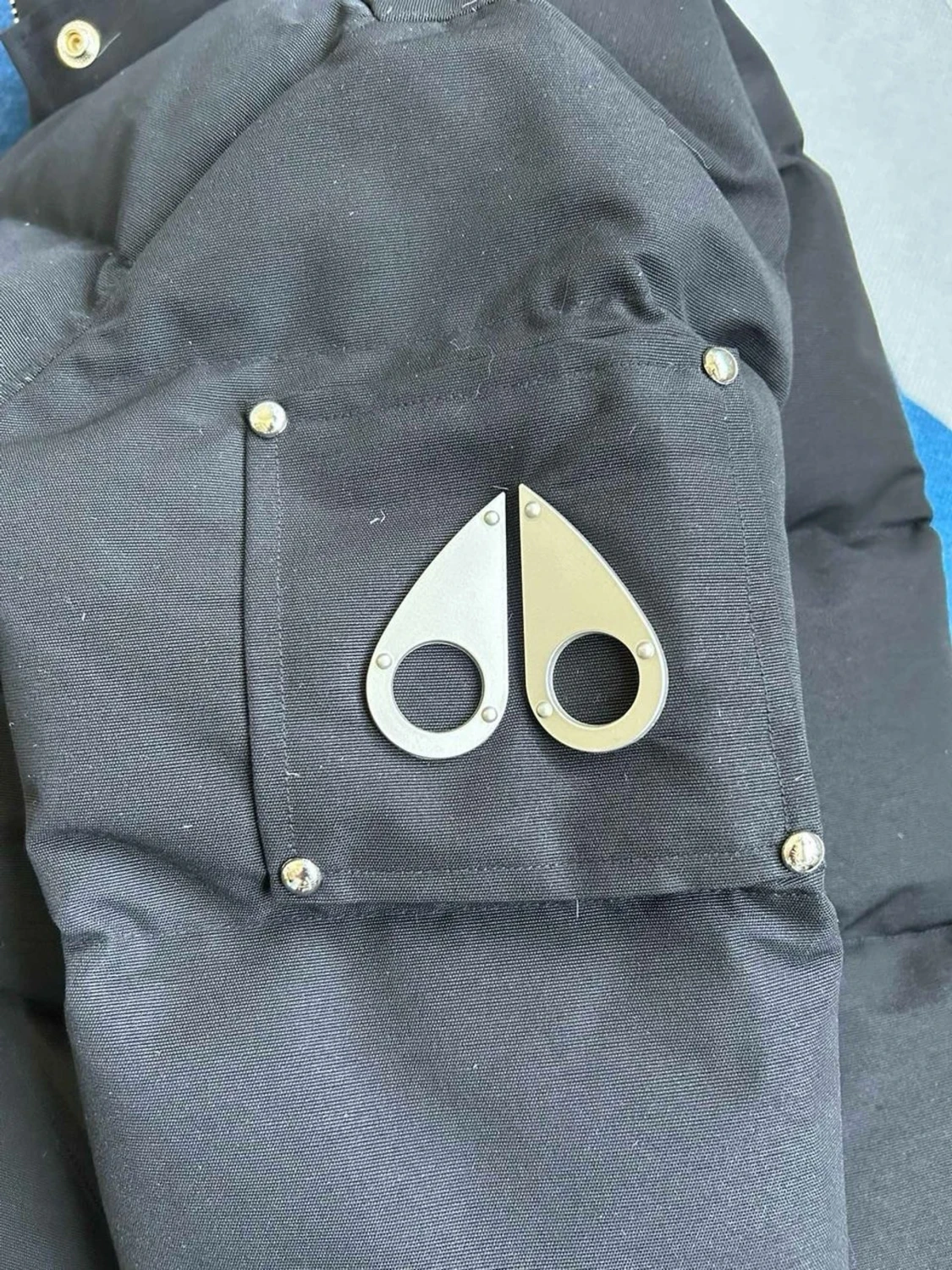 Svart dunjacka med pälskantad huva - 6