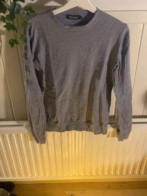 Ljusblå tröja från Dressmann - Ljusblå tröja i riktigt fint skick knappt använd. Normal passform