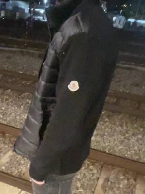 Moncler cardigan  - Aldrig använda! Riktigt snygg och fräsch!!! Ett till ett! Pris kan diskuteras! Den passar L 