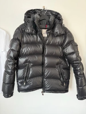 Moncler Maya - Endast en slitning som syns på sista bilden, annars helt felfri. Riktigt varm och perfekt för vår/höst också! Kan gå ner vid snabb affär. Inget OG STORLEK 4 ~ L