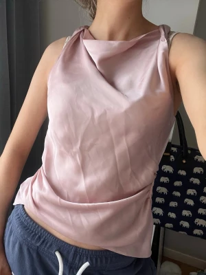 Rosa satintopp - Rosa satintopp från Zara! Har lite missfärgningar💞