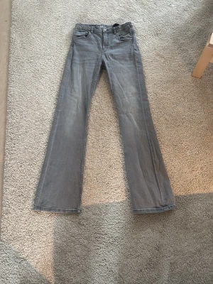 Jeans från LAB industries - Nästan nytt skick, lite sönder på ena byxan (längst ner, syns knappast). Storlek 164. 