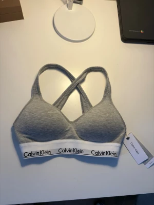 Calvin Klein BH - Helt ny, oanvänd BH från Calvin Klein i strl s med prislapp kvar. Nypris 549kr
