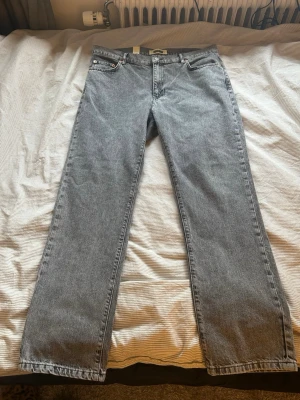 WOODBIRD Jeans - Hej, säljer mina WOODBIRD jeans Regular fit, då jag tyvärr inte kan lämna tillbaka dom, helt nya testade 2 ggr. Riktigt bra kap, så passa på!
