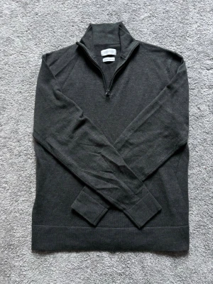 Tgd Merino Quarter Zip - Mörkgrön Quarter Zip från These Glory Days i Superior Merino. Strl M. Skick 10/10. Hör av er vid frågor eller om ni vill ha fler bilder! Skickar snabbt 🚚💨