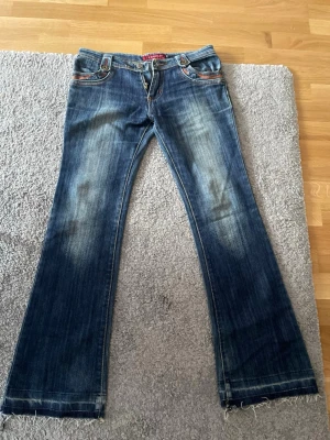 Vintage jeans  - Jeans från Qy Quing Yuan köpta från vinted har inte använt de pga att de är för små. Midja: 36cm Höft: 49cm yttrebenslängd: 95cm innrebenslängd: 75 cm . Lowaisted  Bootcut jeans 