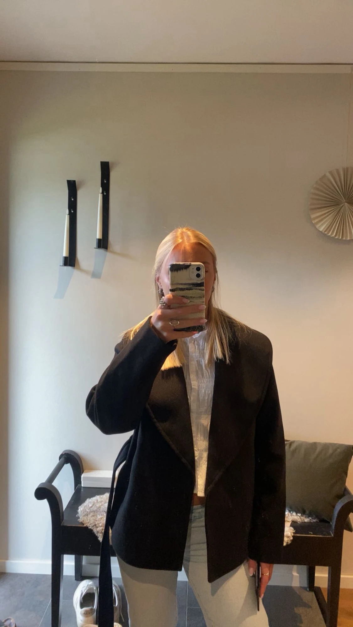 Svart kappa med skärp