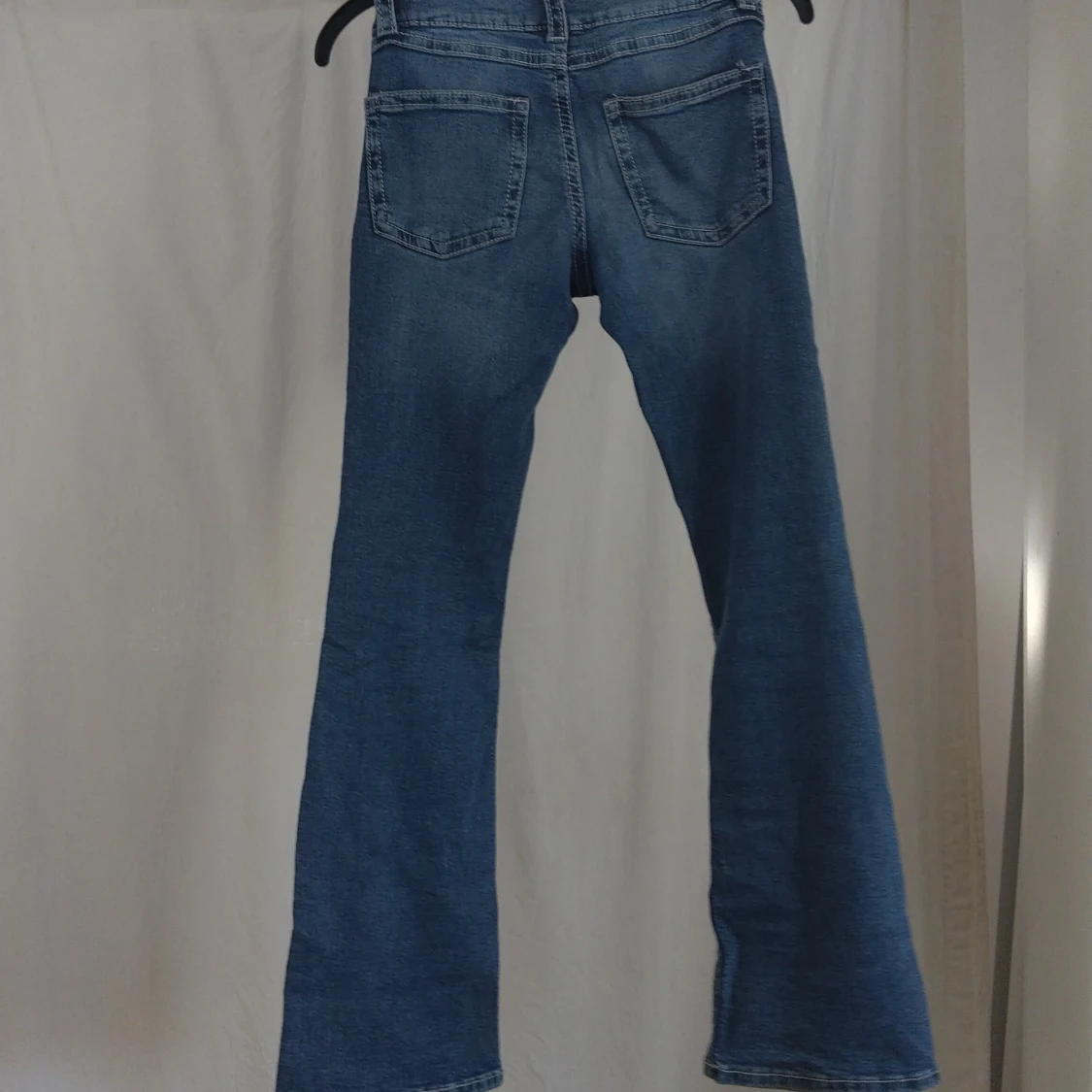 Blå bootcut jeans med dubbla knappar - 1