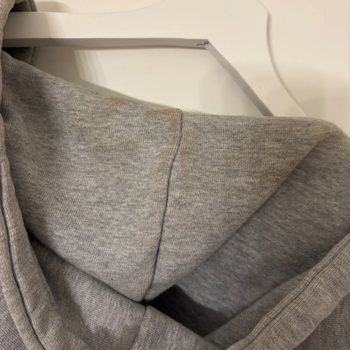 Grå hoodie från Brandy Melville - 4