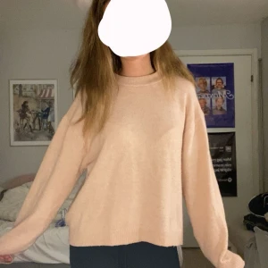 Ljusrosa stickad tröja  - Super din ljusrosa stickad tröja. Säljer då den inte kommer till användning. Inte så bra ljus men den är ljusrosa. 🤍Från h&m