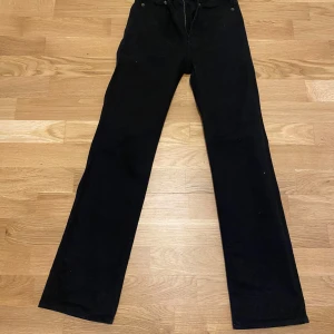 Jeanerica - svarta raka jeans  - Kap! Svarta jeans från Jeanerica i modellen EW004. Jeansen har raka ben, klassisk femficksdesign och är bekväma.