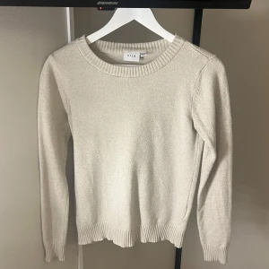 Beige stickad tröja  - En stilren beige stickad tröja från VILA. Basic och passar till allt. Säljer då den inte kommer till användning längre.