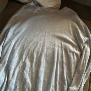 Ljusblå tröja från Dressmann 3XL - Säljer en ljusblå långärmad tröja från Dressmann i storlek 3XL. Tröjan är tillverkad i mjuk pima bomull och har ribbade muddar vid ärmslut och nederkant. Perfekt för dig som gillar en enkel och stilren look.