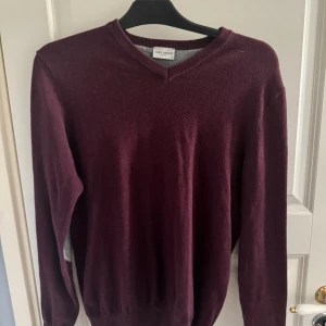 John Henric tröja - Säljer en vinröd tröja från John Henric i storlek S. Tröjan har v-ringad halsringning och är långärmad, perfekt för lager-på-lager. Materialet känns mjukt och passar bra till både jeans och chinos.
