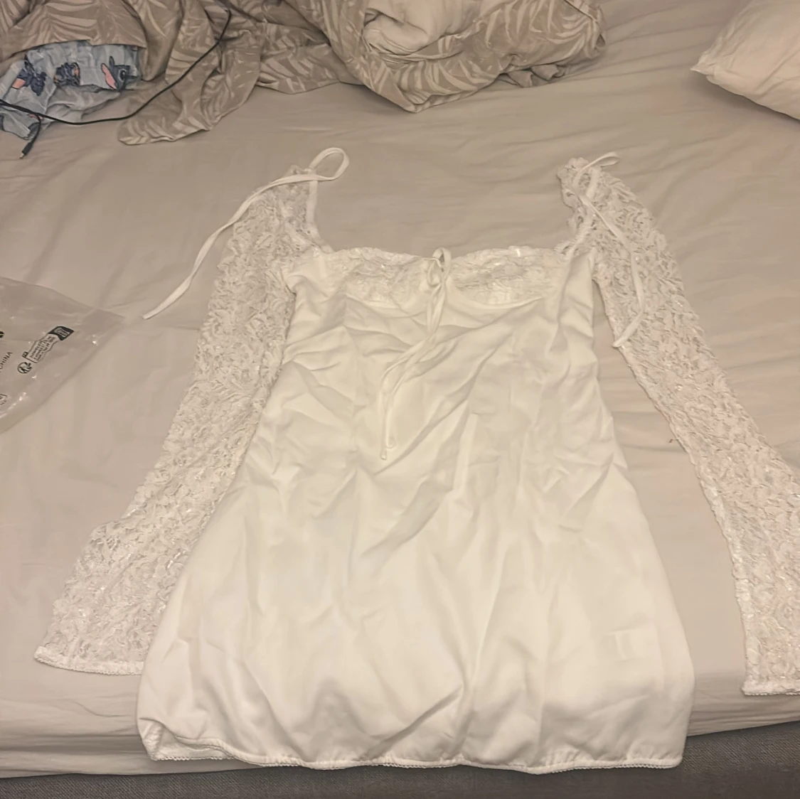 Vit kort klänning med spetsärmar