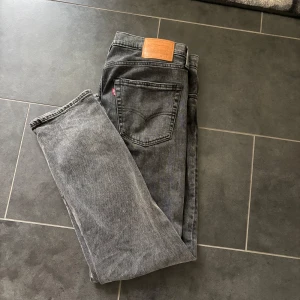 Levi's 502 svarta jeans W33 L32 - Säljer ett par svarta Levi's 502 jeans. De säljes pga att de aldrig använts och därför är de i helt nyskick.