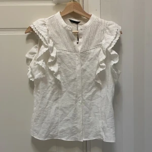 Topp från zara i storlek XS - Jättefin vit topp, köpt på zara i Paris. Testade en gång och insåg att den var för liten. Annars jättefin topp helt sprillans ny. 