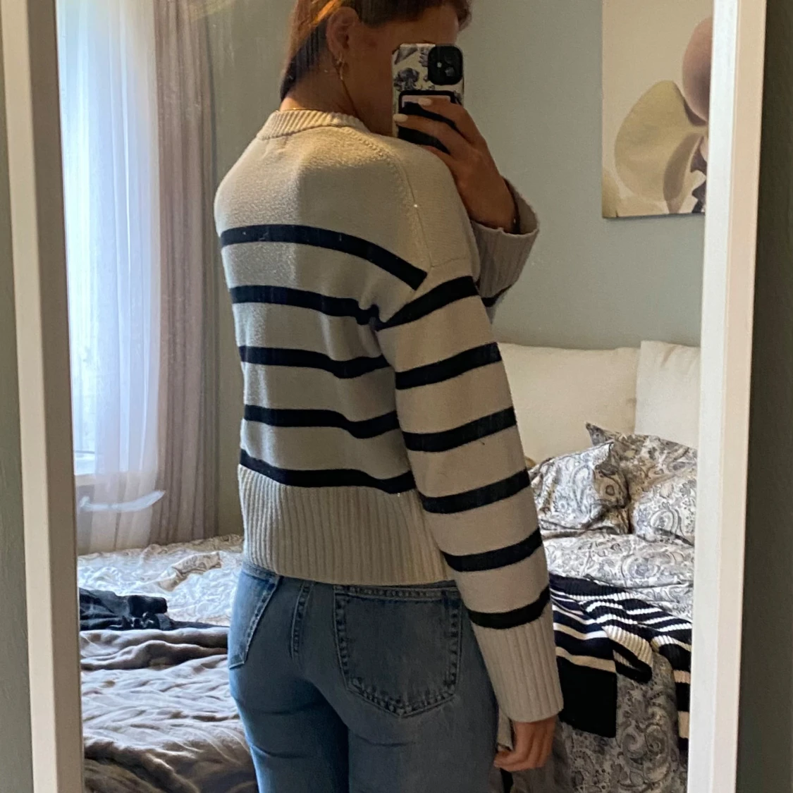 Randig stickad tröja i beige och marinblå - 1
