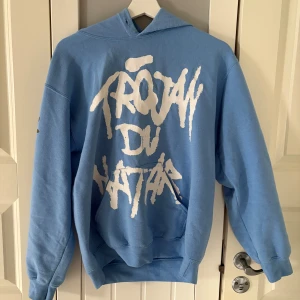 Tröjan du hatar norlie kkv merch - Norlie kkv merch ”tröjan du hatar”, blå hoodie i storlek S. Superbekväm och snygg men kommer ej till användning.