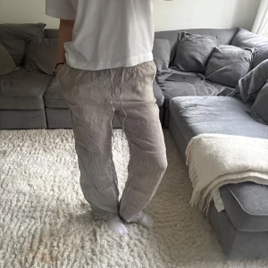 Randiga linnebyxor med snörning - Säljer ett par randiga linnebyxor i beige och vitt som knappt är använda och är i 100% linne. Långa i benen så perfekt om man är lång! Skriv privat för fler bilder eller mer info. 🫶🏼