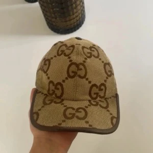Gucci jumbo keps  - Tjena! 😁 Jag säljer min jumbo för använder den inte, den är som ny för har använt den få gånger men det finns en liten skada på insidan av kepsen men det märks knappt speciellt inte när du bär kepsen heller✨. Perfekt accessoar för att lyfta din streetwear-look. För mer bilder// frågor bara hojta till ✌🏼- vid snabb affär bättre pris -