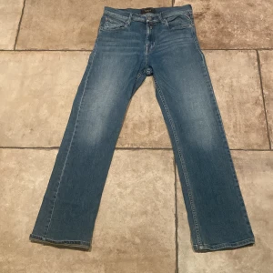 Blå Replay jeans straight fit - Säljer ett par klassiska blå jeans från Replay med raka ben och normal passform. Jeansen har fem fickor, snygga detaljer på bakfickan och Replay-logga på läderpatchen bak. Perfekta till sneakers och hoodie för en chill look. 