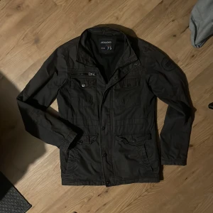 Field jacka från Jack and jones - Säljer en field jacka från Jack and Jones i storlek. Den är använd men inte sönder någonstans 