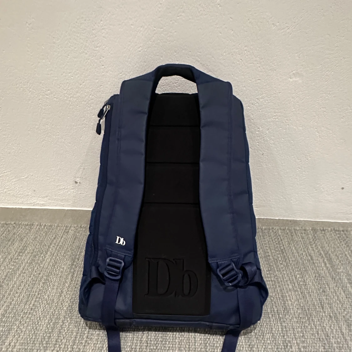 Mörkblå ryggsäck från Db - 1