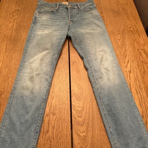 Blå straight jeans från Jack & Jones - Säljer ett par ljusblå straight fit jeans från Jack & Jones. Slim Straight Tim, Dem är i mycket bra skick bara använd ett fåtal gånger. W30 L32