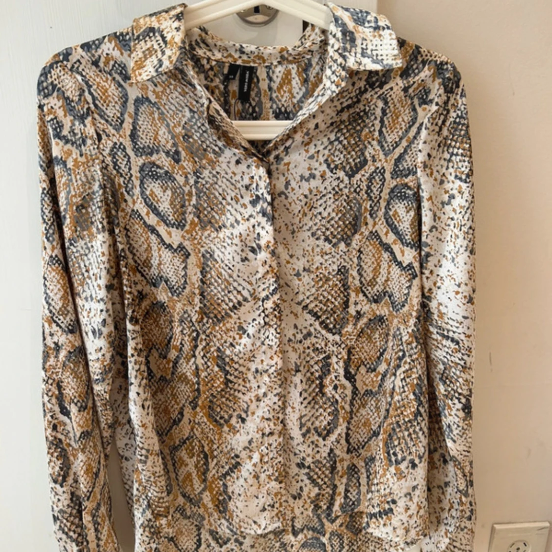 Ormmönstrad skjorta från Zara  - 1