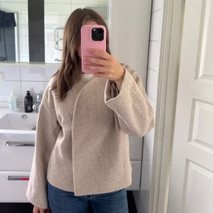 Beige kappa - Säljer min beiga kappa från Ginatricot då den inte kommer till användning. Helt ny och endast testat, med prislappen kvar. 