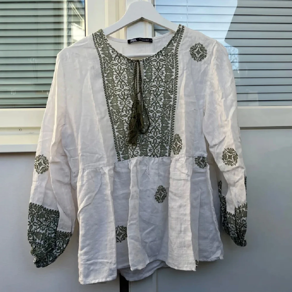 Vit blus med grönt broderi från Zara - 2