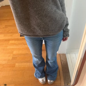 Lee jeans  - Bootcut jeans från Lee, knappt använda! Storlek W28/L33,  passar mig som vanligtvis har 34 men är stretchiga i materialet. 