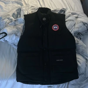 Svart canada goose väst  - Knappt använd och bra kvalite. Skriv för mer info👍🏽