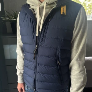 Parajumper väst - Mörkblå parajumper väst | Skick 9/10 | Storlek S | Nypris 4500 | hör av er vid minsta fundering ✅🙌