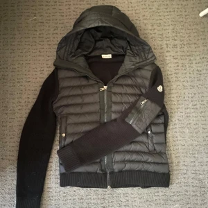 Moncler Cardigan  - Säljer denna riktig snygga cardigan från moncler i nästan nyskick utan några skador. Det är storlek 4 vilket motsvarar ungefär M-L. Jackan är perfekt nu till våren eller sommaren. Hör av dig om du har några frågor eller funderingar i dm.