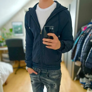 Dolce & Gabbana cardigan - Mycket fint skick, inga defekter. Storlek 46/S passar dig som är mellan 175-185cm. Nypris ca 7000kr. Modellen är 185 cm, 79 kg. Självklart äkta. Passar bra nu till sen sommar/höst. Skriv för mer information!🤝