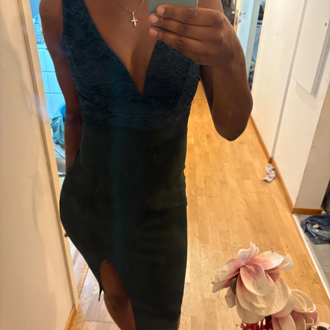 Mörkgrön spetsklänning med slits