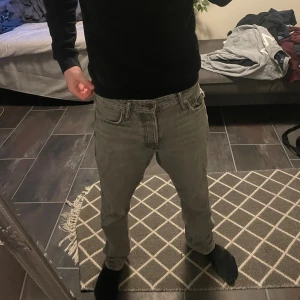 Jack & Jones - Loose Chris Jeans - Säljer dessa jeans ifrån Jack and Jones då de aldrig kommer till användning. Passformen är mer mot loose hållet! De finns en defekt på fickan bakom själva riktiga fickan på höger sida! Inget som hindrar något utan förstör mest bara lite på utseendet! Storlek 27/30, modell på bilden är 175 och väger strax över 60 kg