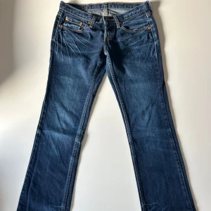 lågmidjade levis jeans - Superfina lågmidjade jeans från levis. Innerbenslängd: 78,5cm. Grenhöjd (fram): 16,5cm. Midjemått (mätt tvärsöver): 35cm. Vid frågor eller behov av fler bilder är det bara att skriva. Priset är inte hugget i sten och går att diskutera.💘