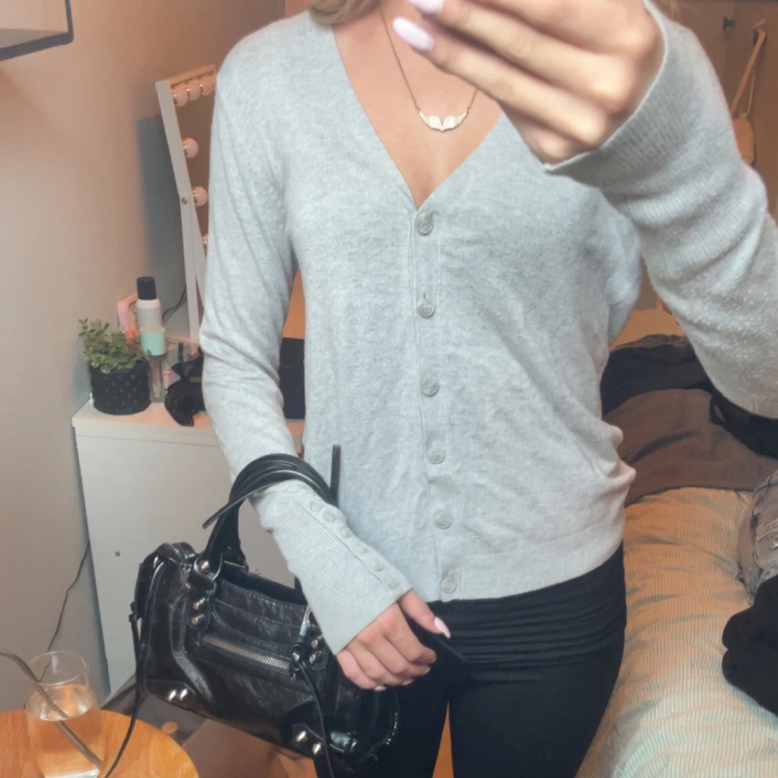 Ljusgrå kofta med v-ringning