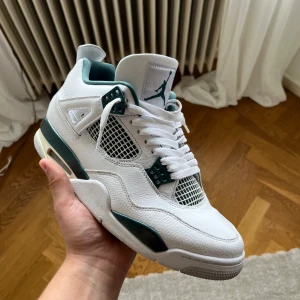 Jordan 4 Oxidized Green - Säljer nu ett par riktogt feta jordan 4or eftersom dem ej används. Jättefint skick, ej använda mycket. Storlek 44,5. Kan bytas mot vad som! Skickas eller möts upp i Göteborg.