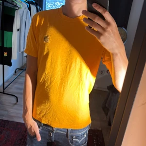 Orange t-shirt från Stone Island - Hej, säljer nu en unik T-shirt från märket Stone Island! Tröjan har en skön orange färg och med ett klassiskt stone island tryck på framsidan! Tröjan passar mellan storlekarna M och S. Hör av er vid minsta fundering, är snabb på att svara!!