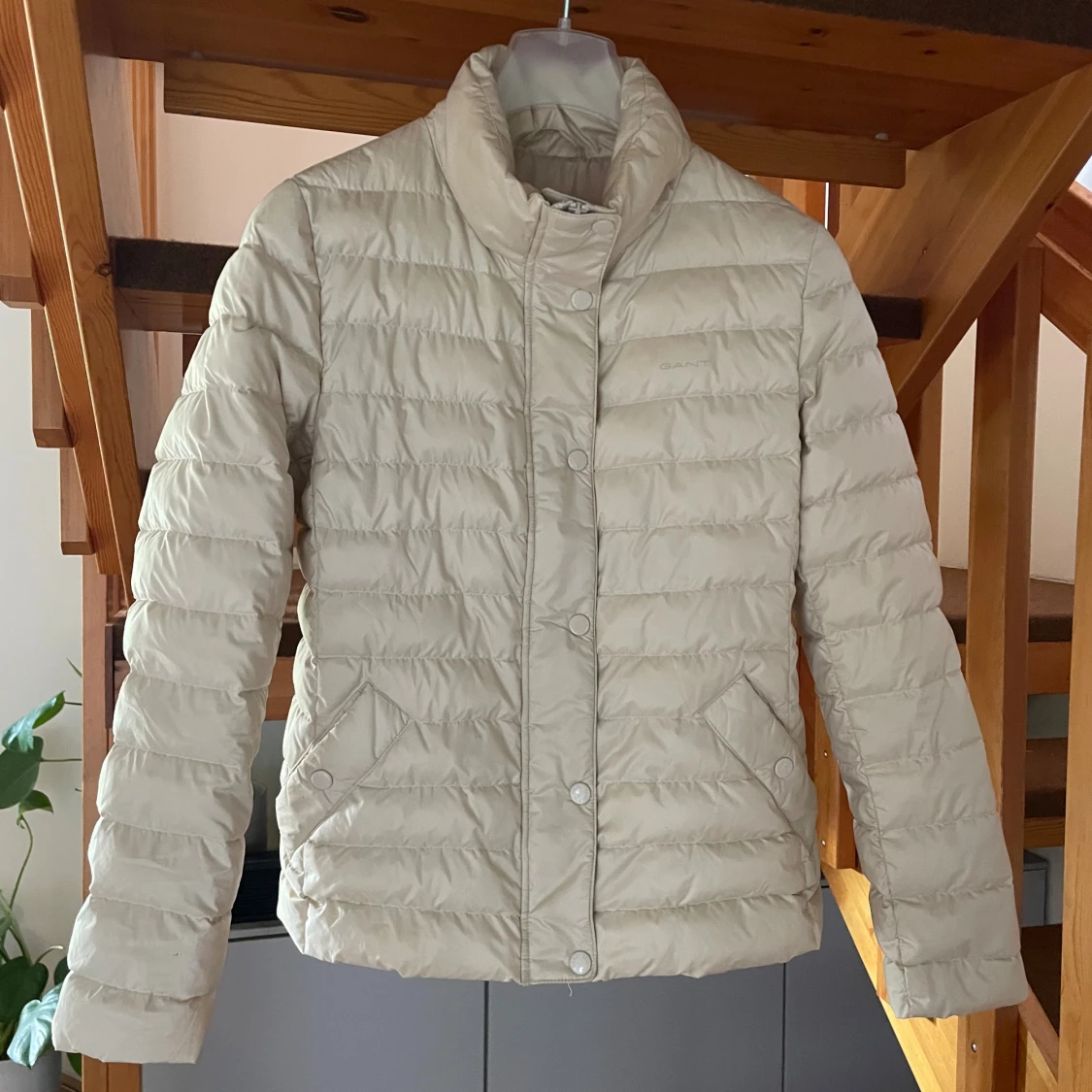 Beige dunjacka från Gant