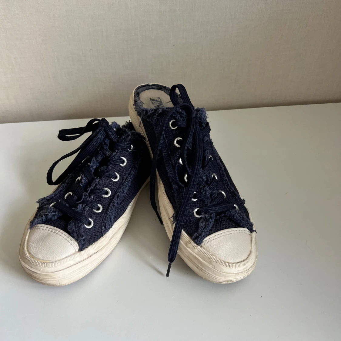 Mörkblå slip-on sneakers från Zara