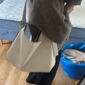 BikBok väska - Så fin axelväska från BikBok i ljusbeige färg. Där finns en del fläckar i tyget på utsidan men helt ren inuti 💕