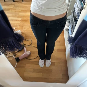 Mörkblå lågmidjade jeans från LTB - Snygga mörkblå Valerie jeans från LTB med låg midja och bootcut. 